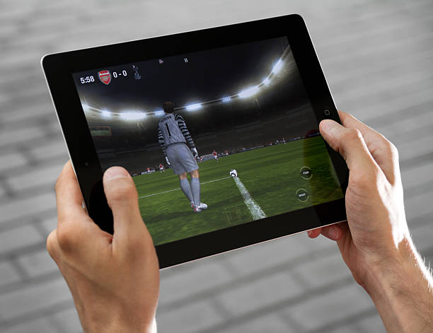gioco di calcio fifa su apple ipad2 - ipad human hand men apple computers foto e immagini stock