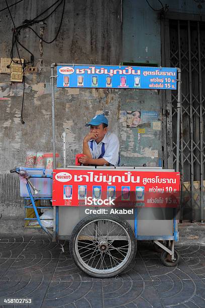 Photo libre de droit de Rue À Bangkok banque d'images et plus d'images libres de droit de Adulte - Adulte, Affaires, Aliments et boissons