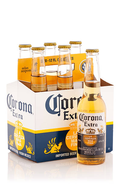 sechserpack corona zusätzliche bier, 30 ml-flaschen - sechserpack stock-fotos und bilder