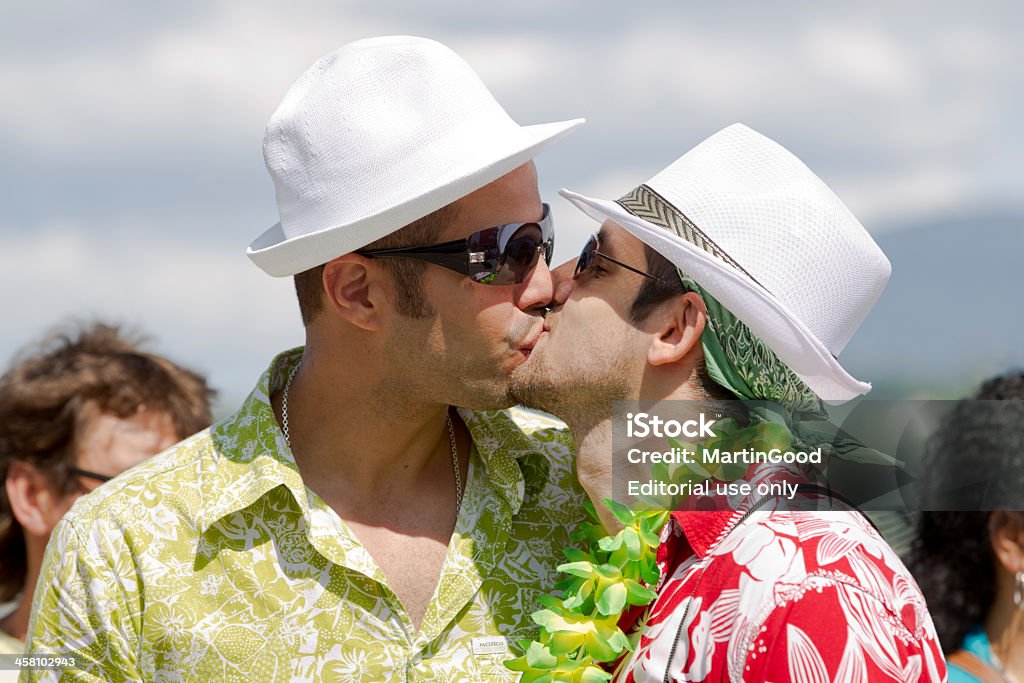 Homem beijando na parada Orgulho Gay de Genebra - Foto de stock de Adulto royalty-free