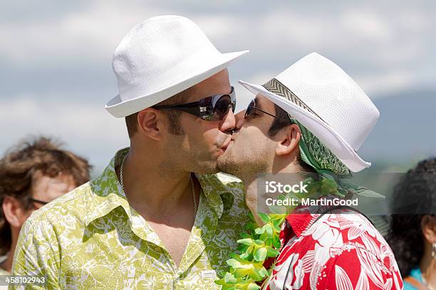 Foto de Homem Beijando Na Parada Orgulho Gay De Genebra e mais fotos de stock de Adulto - Adulto, Amor, Apoio