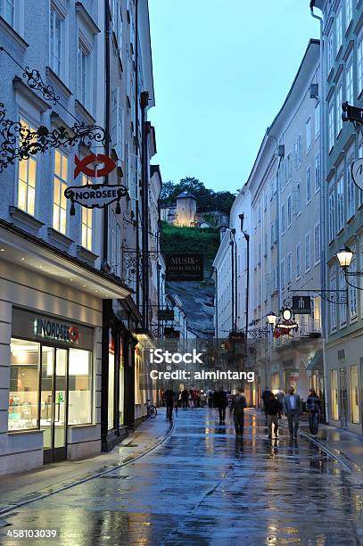 Getreidegasse Em Salzburgo - Fotografias de stock e mais imagens de Anoitecer - Anoitecer, Bairro Antigo, Castelo