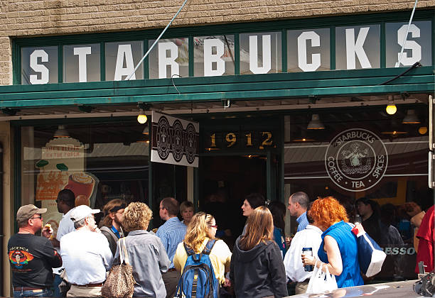 la tienda de café starbucks en 1912 pike place, seattle, washington, estados unidos - starbucks sign coffee seattle fotografías e imágenes de stock