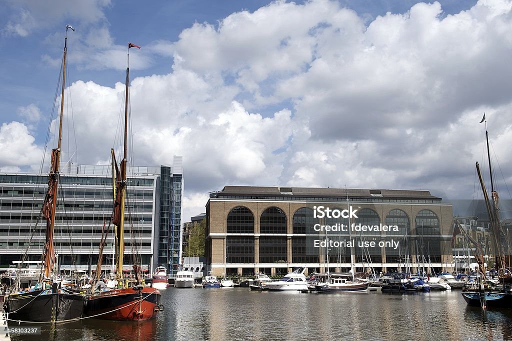 Moderne et historique des bateaux, bâtiments, de St Katherine Docks, Londres, Royaume-Uni - Photo de Dock de St Katherine libre de droits