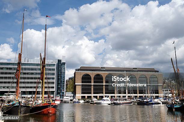 モダンと歴史的なボート建物st キャサリーンドックロンドン英国 - セントキャサリンドックスのストックフォトや画像を多数ご用意 - セントキャサリンドックス, イギリス, イングランド