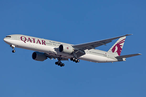 boeing 777-200 qatar airways - qatar airways stok fotoğraflar ve resimler