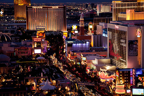 veduta dall'alto della strip di las vegas strip di notte - mirage hotel foto e immagini stock