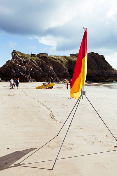 lifegurads w pobliżu st. catherines wyspa tenby - wales beach editorial people zdjęcia i obrazy z banku zdjęć