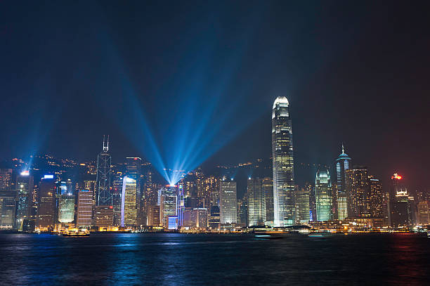 hong kong luce laser show harbour grattacieli, illuminato - admiralty bay foto e immagini stock