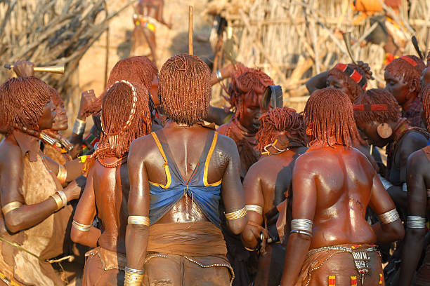 ハマーリチュラルダンスの女性、オモ川下流域、エチオピア - dancing africa ethiopian culture ethiopia ストックフォトと画像