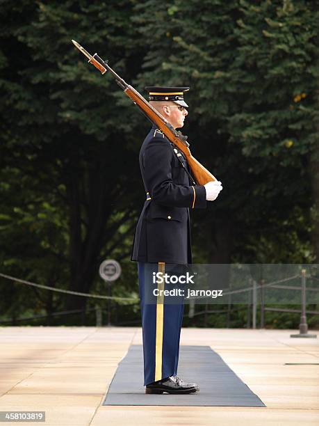 近衛兵アーリントン国立墓地ワシントン D C - ワシントンDCのストックフォトや画像を多数ご用意 - ワシントンDC, ライフル, 保安要員