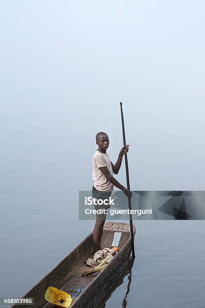 Pescador Em Pirogue Em Rio O Congo - Fotografias de stock e mais imagens de Adulto - Adulto, Ao Ar Livre, Beira d'Água