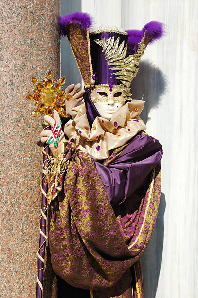 человек в костюм на площадь сан-марко, венеция карнавал 2011 г. - venice italy editorial mardi gras performer стоковые фото и изображения