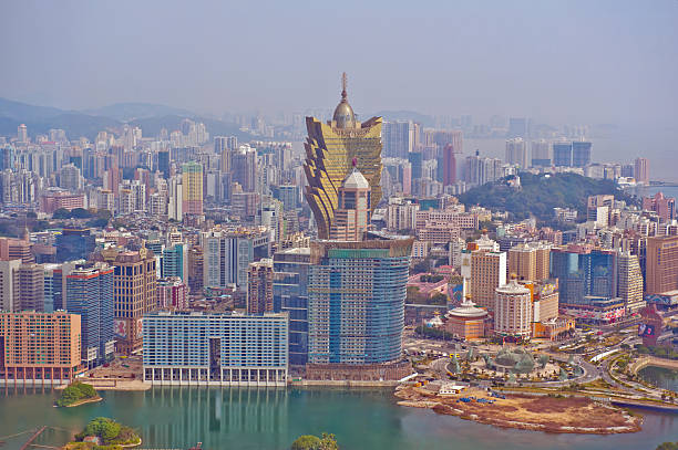 vue aérienne de macao, chine - grand lisboa casino photos et images de collection