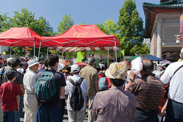 pubblico guarda la performance durante la chinatown festival di vancouver, canada - urban scene canada city horizontal foto e immagini stock