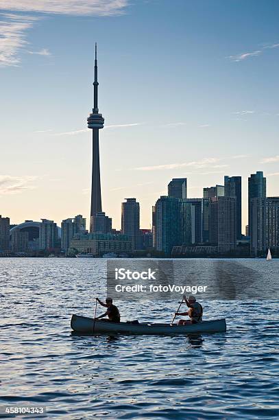 Торонто Сиэн Тауэр Каноэ На Озеро Онтарио Канада — стоковые фотографии и другие картинки Торонто - Торонто, Люди, Морское судно