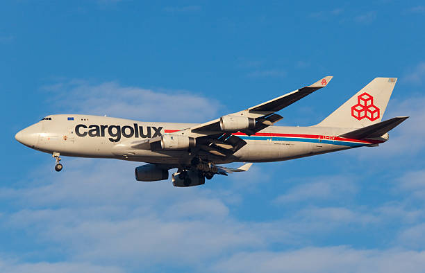 보잉 747-400 cargolux - boeing boeing 747 airplane cargo container 뉴스 사진 이미지
