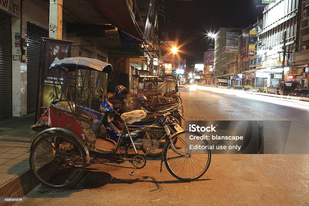 Tricycle parcs à vélo dans la ville rue de nuit - Photo de 1960-1969 libre de droits