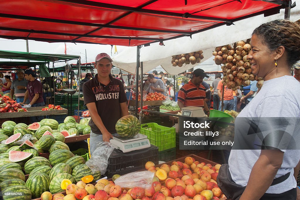 Mujer de compras en el mercado de agricultores en San José, Costa Rica - Foto de stock de Vendedor del mercado libre de derechos