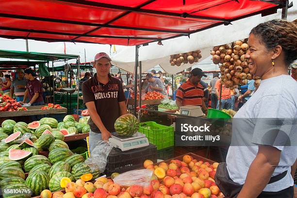 Foto de Mulher Compras Em Farmers Market Em San Jose Costa Rica e mais fotos de stock de Feirante