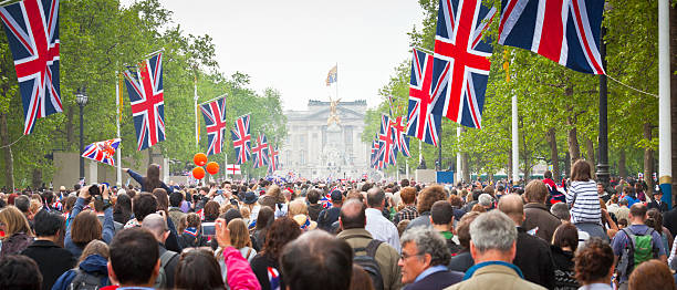 royal celebraciones de bodas en londres - nobility crowd wedding british flag fotografías e imágenes de stock