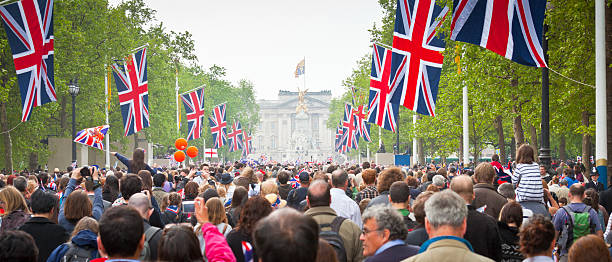ロンドンのロイヤルウェディング - crowd nobility wedding british flag ストックフォトと画像