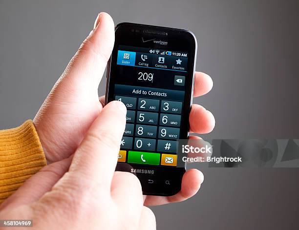 Mans Hands Con Un Teclado De Marcación De Smartphones Android Foto de stock y más banco de imágenes de Adulto