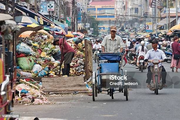 Cyclo Camdodian Водитель Проходов Мусор Гнездовой On Busy Street — стоковые фотографии и другие картинки Камбоджа