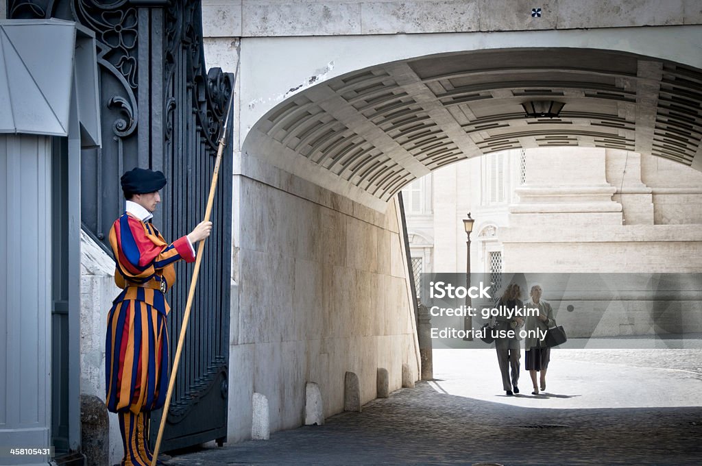 Guarda Suíça s'em uma entrada do Vaticano - Royalty-free Agente de segurança Foto de stock