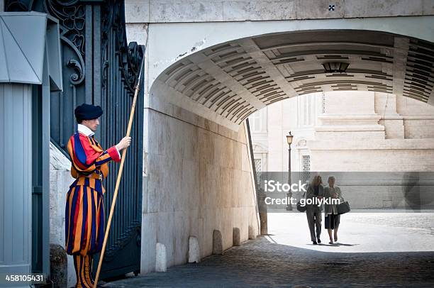 Guarda Suíça Sem Uma Entrada Do Vaticano - Fotografias de stock e mais imagens de Agente de segurança - Agente de segurança, Ao Ar Livre, Basílica