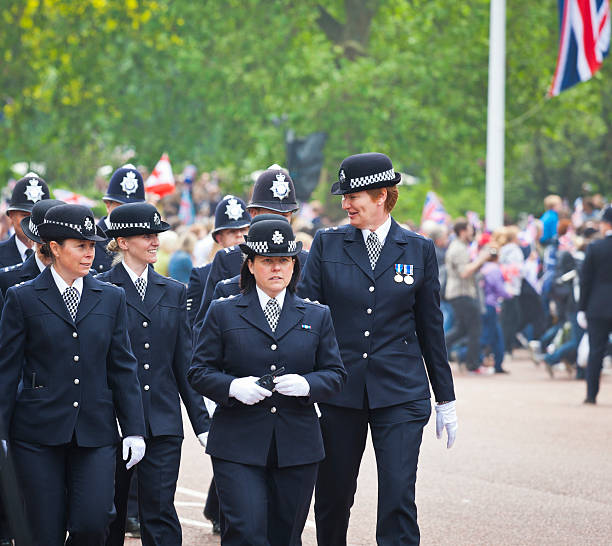 royal celebraciones de bodas en londres - nobility crowd wedding british flag fotografías e imágenes de stock