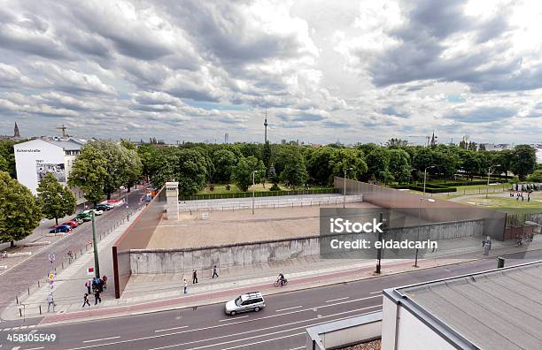 East West ベルリンのボーダーセクション - Fotografie stock e altre immagini di Albero - Albero, Ambientazione esterna, Automobile