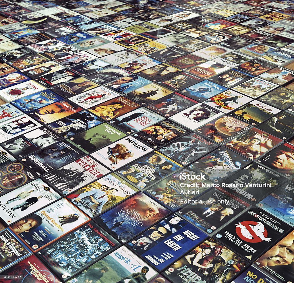 Viele DVDs liegen nebeneinander auf der Etage - Lizenzfrei DVD Stock-Foto