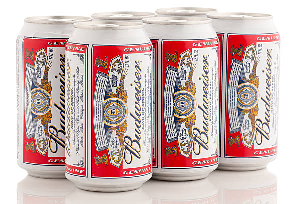 seis paquete de cerveza budweiser, frascos de 12 oz - budweiser fotografías e imágenes de stock