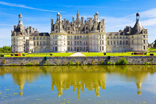 chambord schloss panoramablick auf den kanal - schloss chambord stock-fotos und bilder