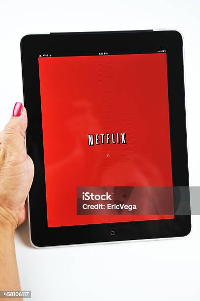 Frau Hält Ein Ipad Anzeige Netflix Stockfoto und mehr Bilder von Netflix - Netflix, Tablet PC, Ausrüstung und Geräte