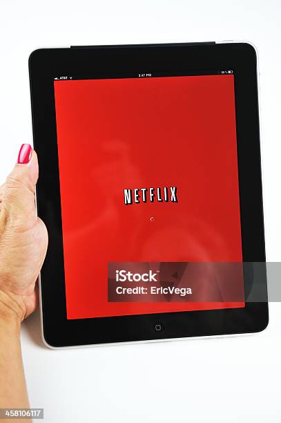 Mujer Sostiene Un Ipad Mostrando De Netflix Foto de stock y más banco de imágenes de Netflix - Netflix, Tableta digital, Adulto