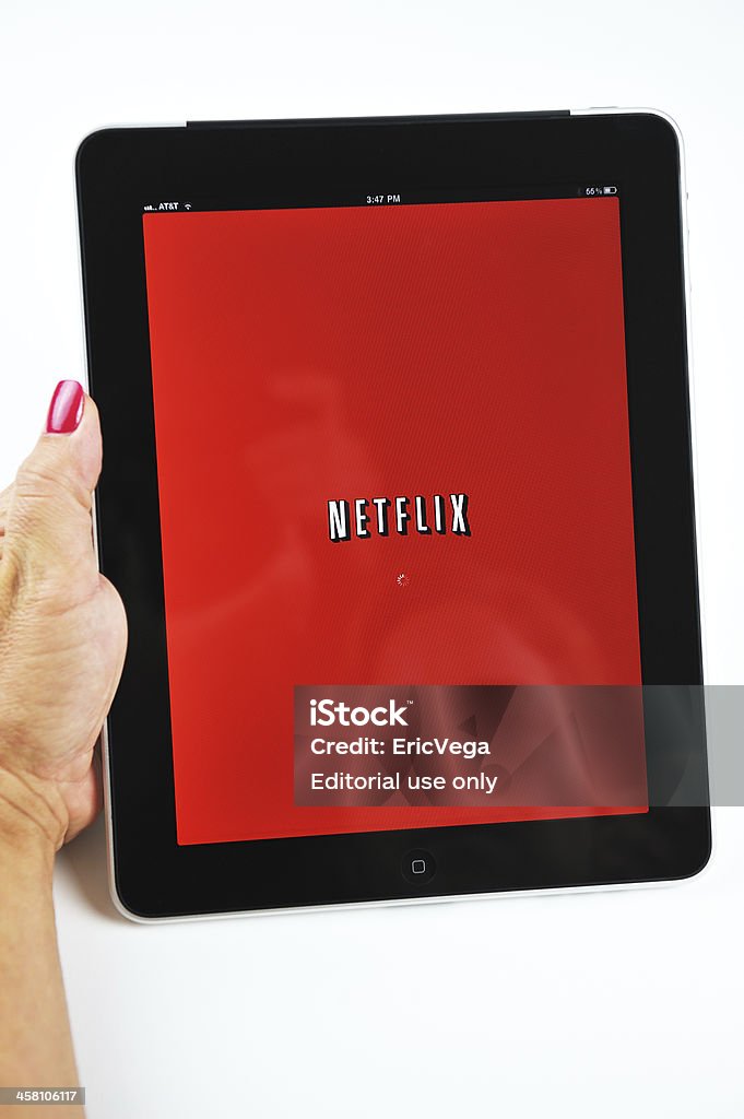 Donna che tiene un iPad visualizzando Netflix - Foto stock royalty-free di Netflix