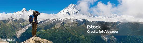 Photo libre de droit de Alpiniste Pic De Montagne De Panorama Spectaculaire Photographie banque d'images et plus d'images libres de droit de Alpinisme