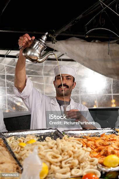 Homem Vertendo Chá Na Praça Djemma El Fna Mercado - Fotografias de stock e mais imagens de Chá de Hortelã - Chá de Hortelã, Marrocos, Adulto