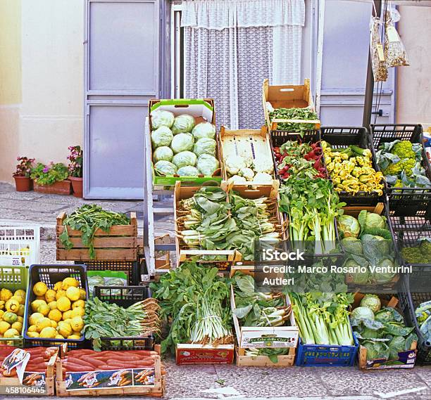 Greengrocer S Italiafruttivendolo - Fotografie stock e altre immagini di Ambientazione esterna - Ambientazione esterna, Città, Collezione