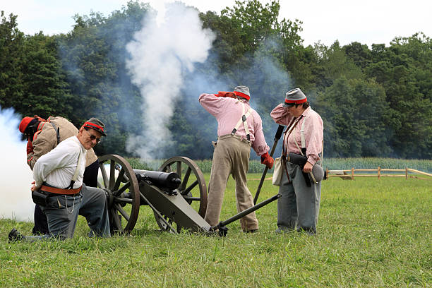 룩앤필은 발화됨 cannon - civil war american civil war battlefield camping 뉴스 사진 이미지