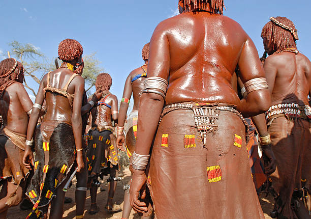 ハマーリチュラルダンスの女性、オモ川下流域、エチオピア - dancing africa ethiopian culture ethiopia ストックフォトと画像