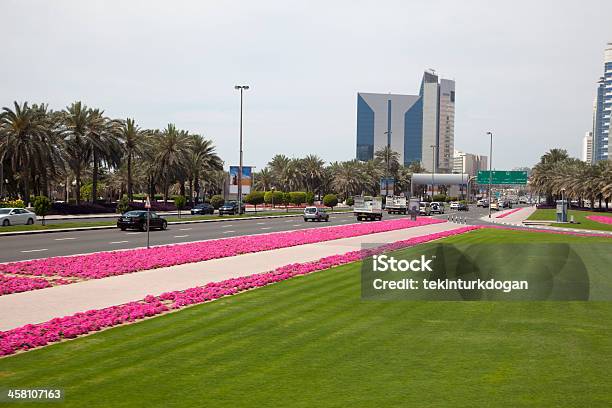 Streetview W Dubaju - zdjęcia stockowe i więcej obrazów Bez ludzi - Bez ludzi, Chodnik, Dubaj