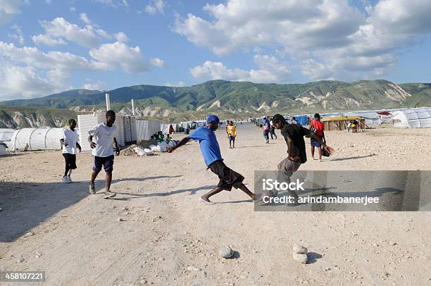 Foto de Jovem Haitins Tocando Seu Jogo Favorito e mais fotos de stock de Refugiado - Refugiado, Campo de Refugiados, Futebol