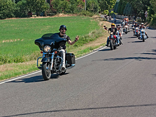 ciclistas de riding harley davidson - riding old old fashioned motion fotografías e imágenes de stock