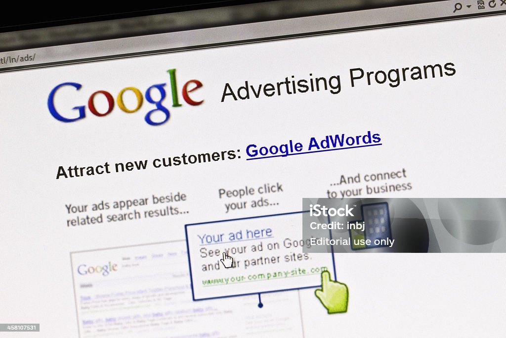 Ekran wyświetla reklamy w Google program - Zbiór zdjęć royalty-free (Google - Brand-name)