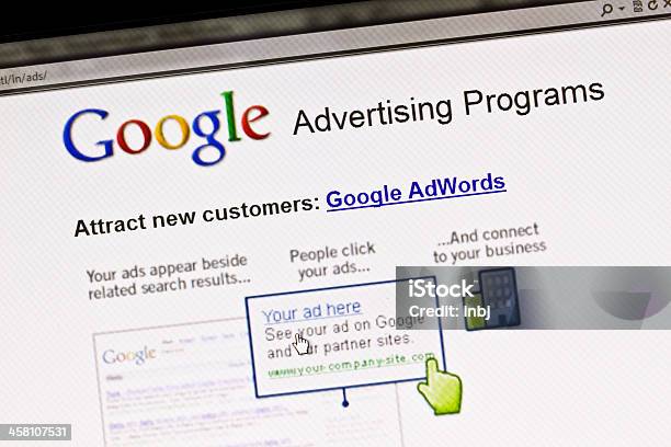 Ekran Wyświetla Reklamy W Google Program - zdjęcia stockowe i więcej obrazów Google - Brand-name - Google - Brand-name, Marketing, Internet