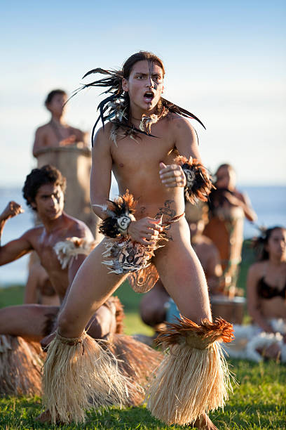 ballerino sull'isola di pasqua cile di ahu tahai - ahu tahai foto e immagini stock
