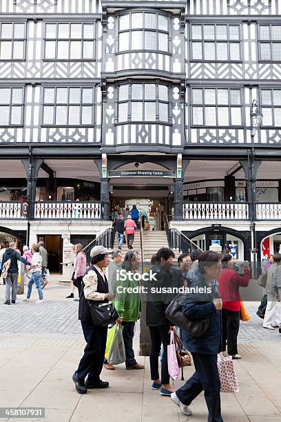 Tourists Shopping В Честер — стоковые фотографии и другие картинки Великобритания - Великобритания, Вертикальный, Группа людей